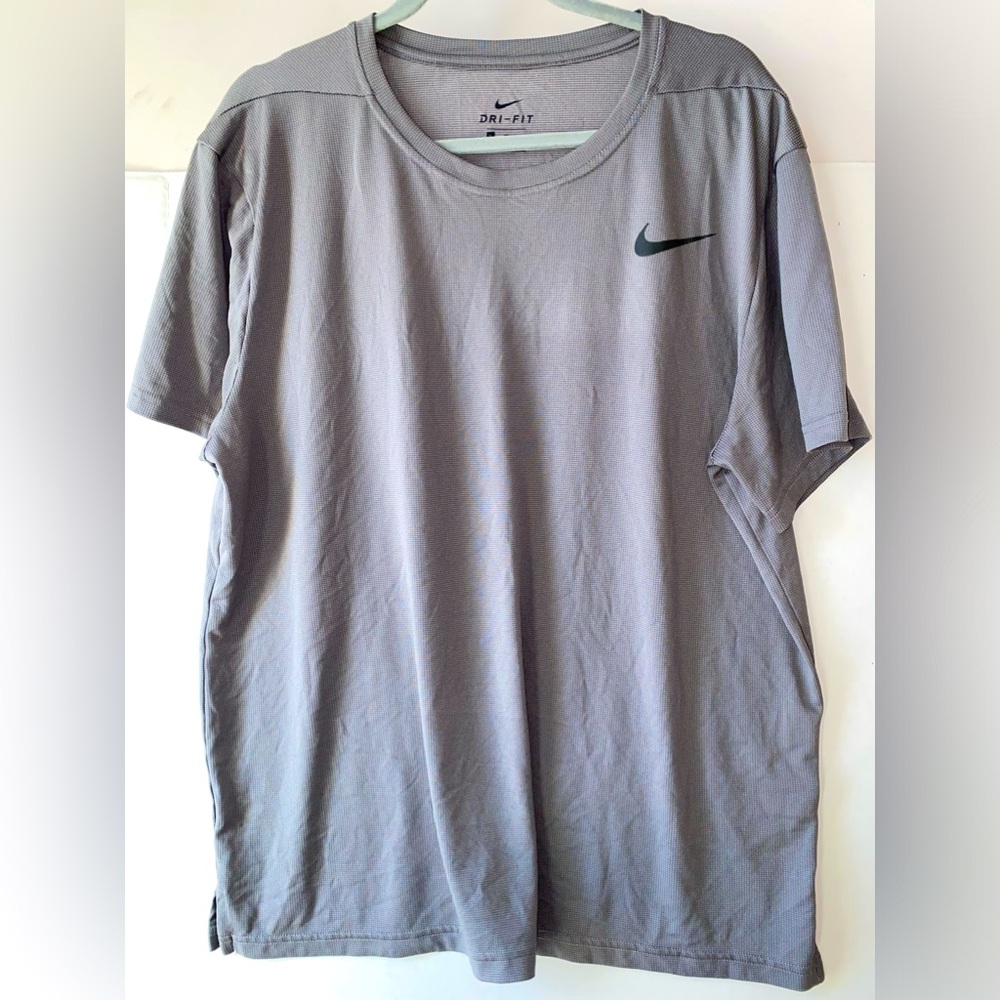 Men’s NIKE Dri - Fit XL Gray Athletic Shirt.